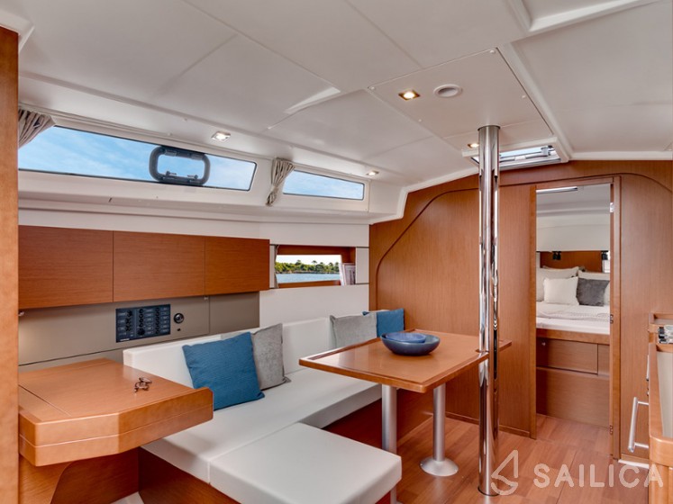 Oceanis 38 - Yacht Charter Sailica