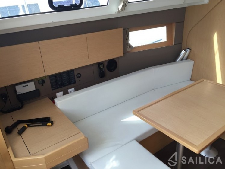 Oceanis 38 - Yacht Charter Sailica