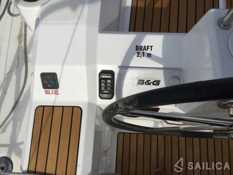 Oceanis 38 - Yacht Charter Sailica