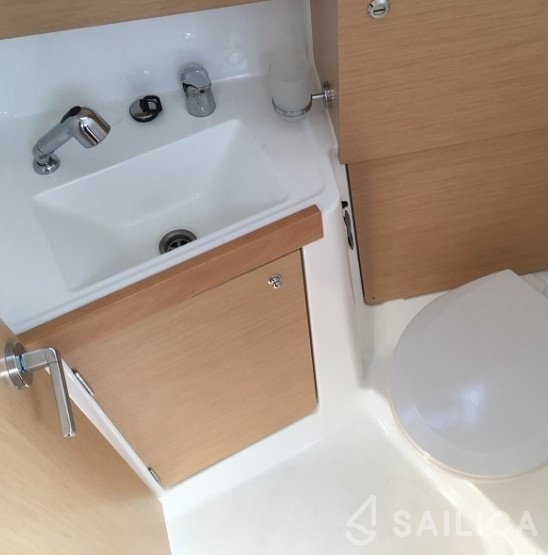 Oceanis 38 - Yacht Charter Sailica