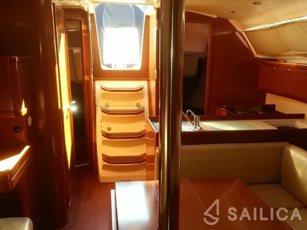 Oceanis 37 - Yacht Charter Sailica