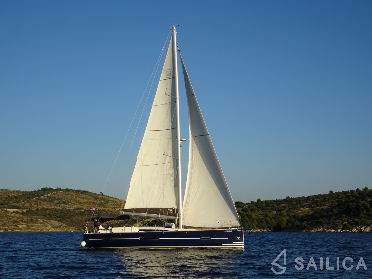 Dufour 520 GL - Yacht Charter Sailica