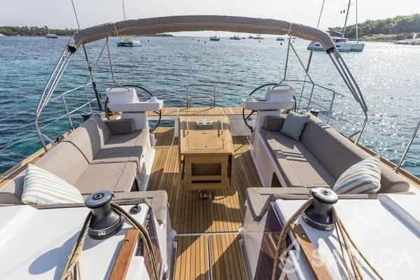 Dufour 520 GL - Yacht Charter Sailica