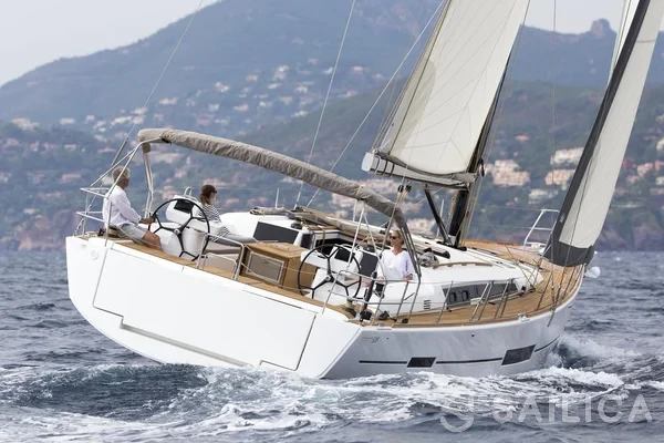 Dufour 520 GL - Yacht Charter Sailica