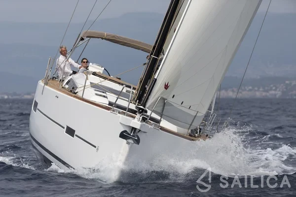 Dufour 520 GL - Yacht Charter Sailica