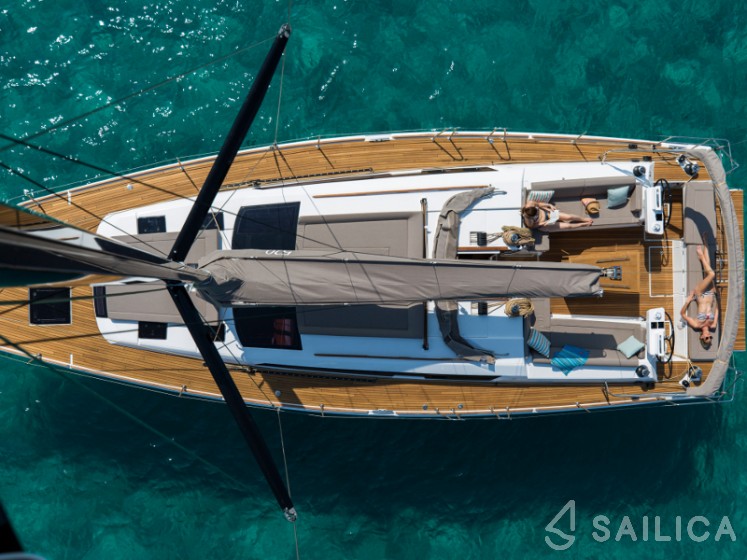 Dufour 520 GL - Yacht Charter Sailica
