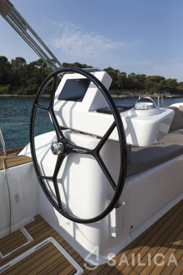 Dufour 520 GL - Yacht Charter Sailica