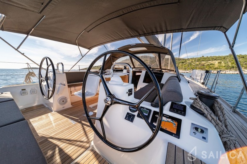 Dufour 520 GL - Yacht Charter Sailica