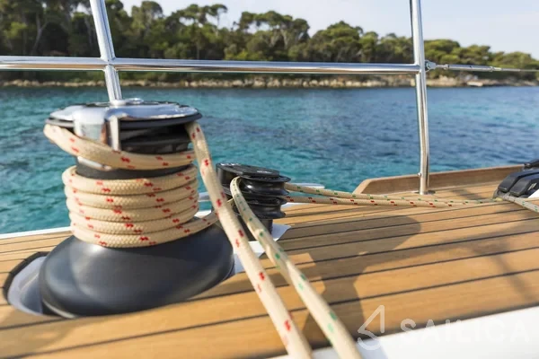 Dufour 520 GL - Yacht Charter Sailica