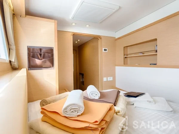 Lagoon 450  Flybridge - Yacht Charter Sailica