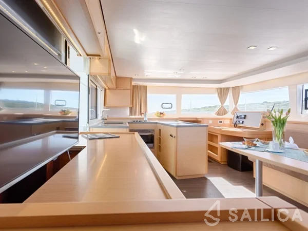 Lagoon 450  Flybridge - Yacht Charter Sailica