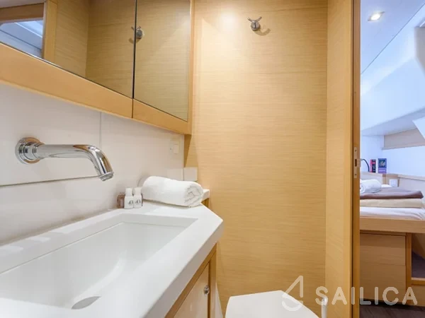 Lagoon 450  Flybridge - Yacht Charter Sailica