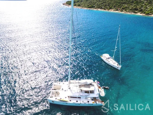 Lagoon 450  Flybridge - Yacht Charter Sailica
