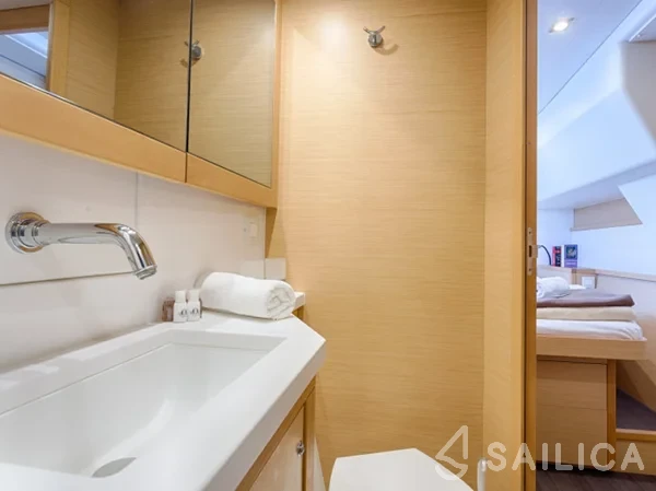 Lagoon 450  Flybridge - Yacht Charter Sailica