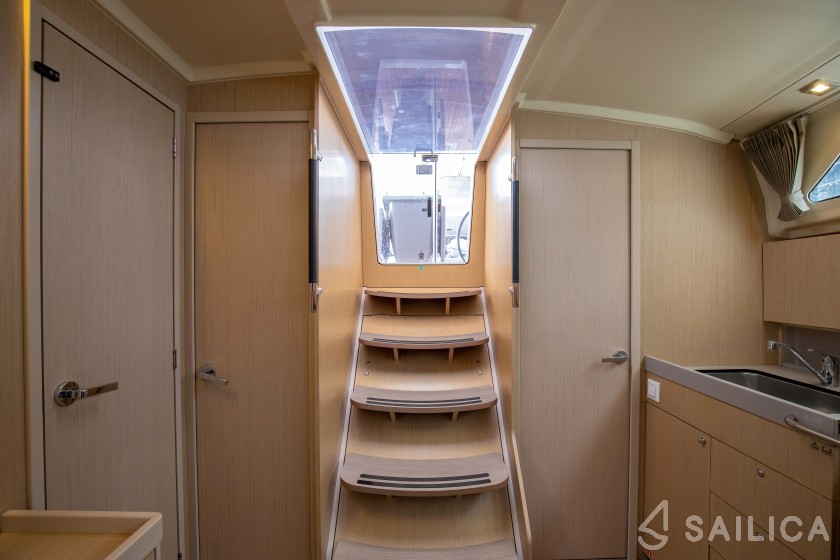 Oceanis 41.1 - Yacht Charter Sailica