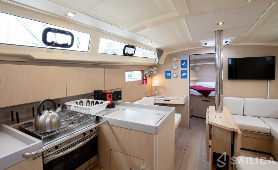 Oceanis 41.1 - Yacht Charter Sailica