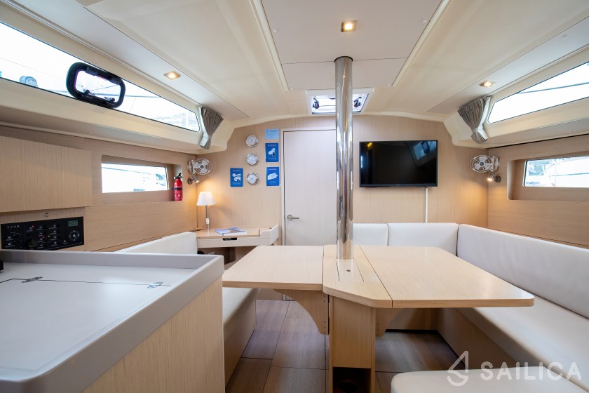 Oceanis 41.1 - Yacht Charter Sailica