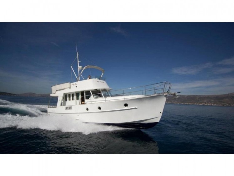 Swift Trawler 42 - Yacht Charter Sailica