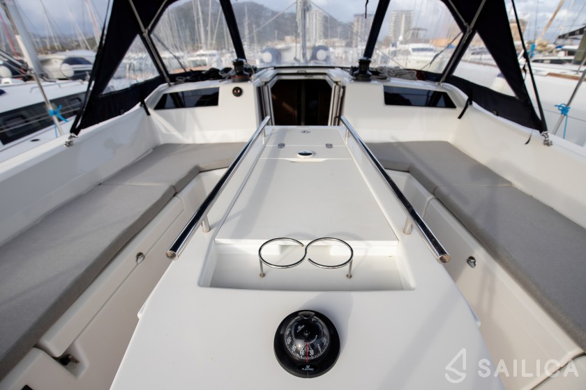 Oceanis 40.1 - Yacht Charter Sailica