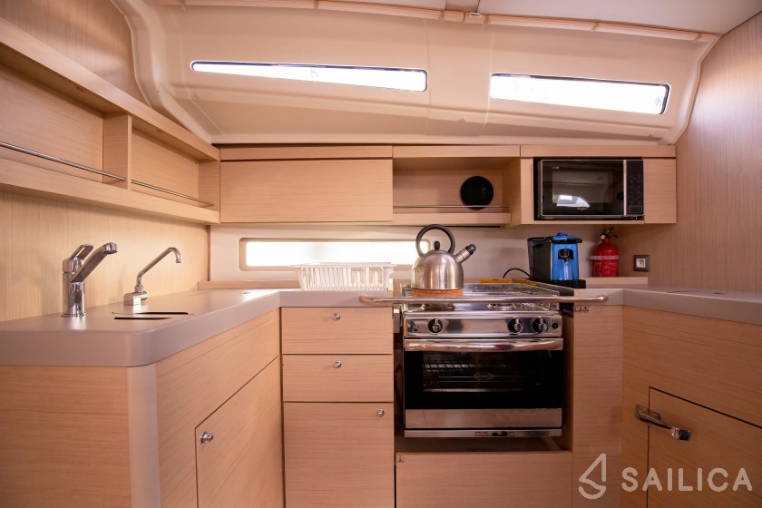 Oceanis 40.1 - Yacht Charter Sailica
