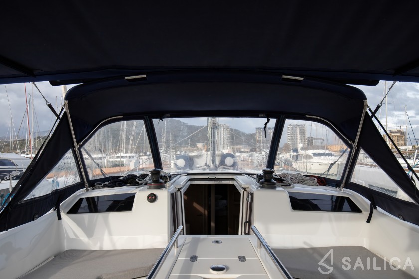Oceanis 40.1 - Yacht Charter Sailica