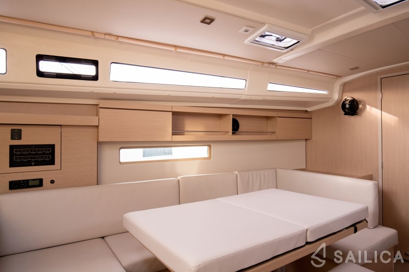 Oceanis 40.1 - Yacht Charter Sailica