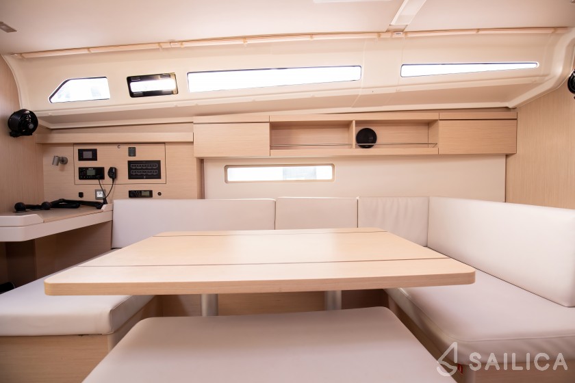 Oceanis 40.1 - Yacht Charter Sailica