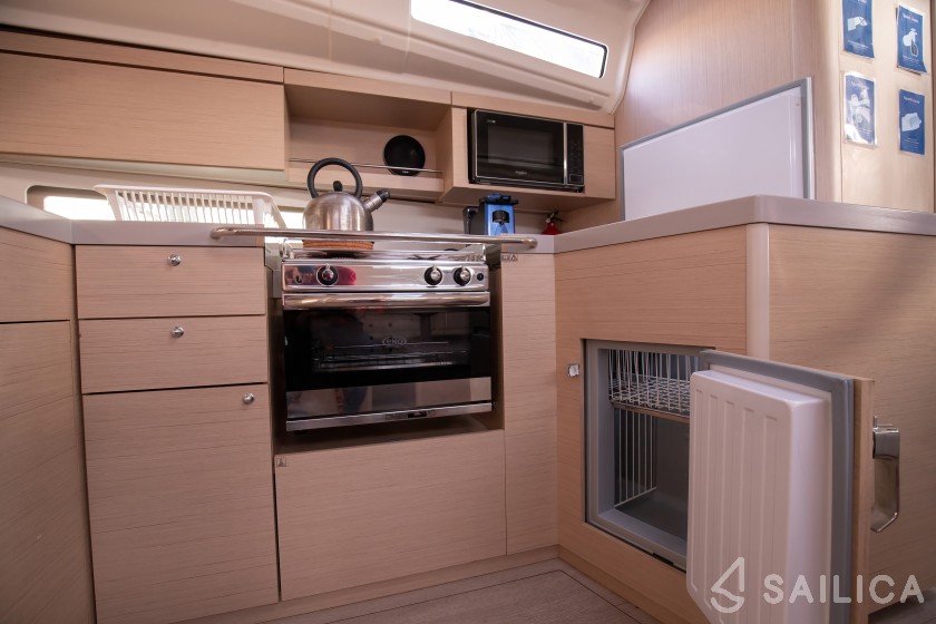 Oceanis 40.1 - Yacht Charter Sailica