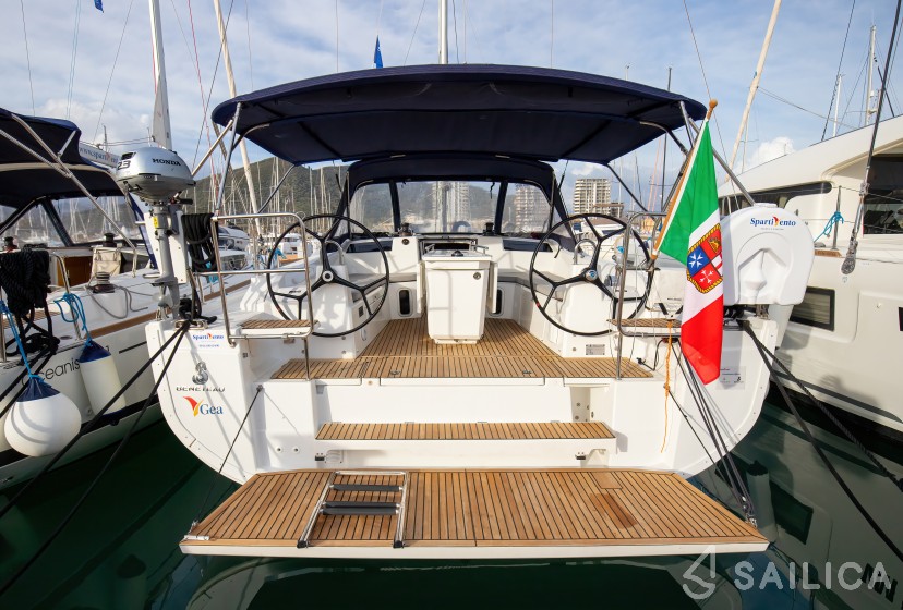 Oceanis 40.1 - Yacht Charter Sailica