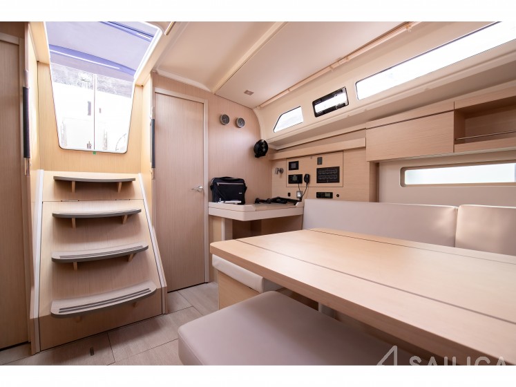 Oceanis 40.1 - Yacht Charter Sailica