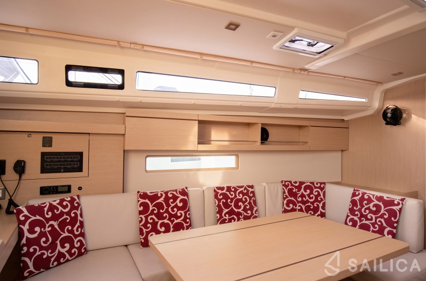 Oceanis 40.1 - Yacht Charter Sailica