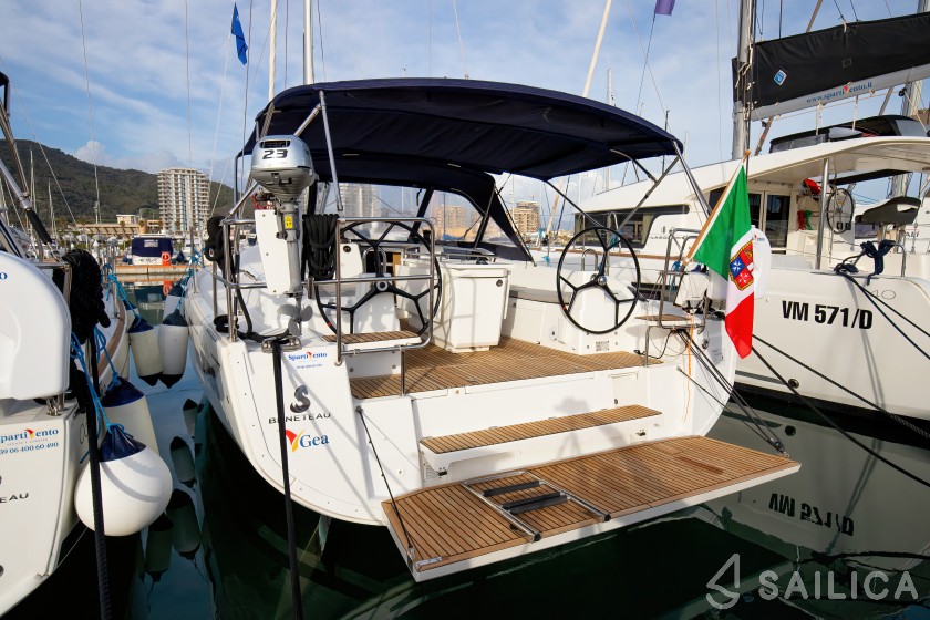 Oceanis 40.1 - Yacht Charter Sailica