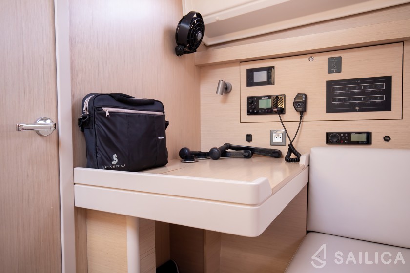 Oceanis 40.1 - Yacht Charter Sailica