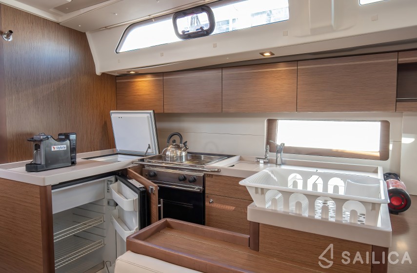 Oceanis 51.1 - Yacht Charter Sailica