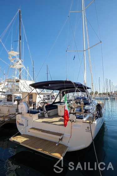Oceanis 51.1 - Yacht Charter Sailica