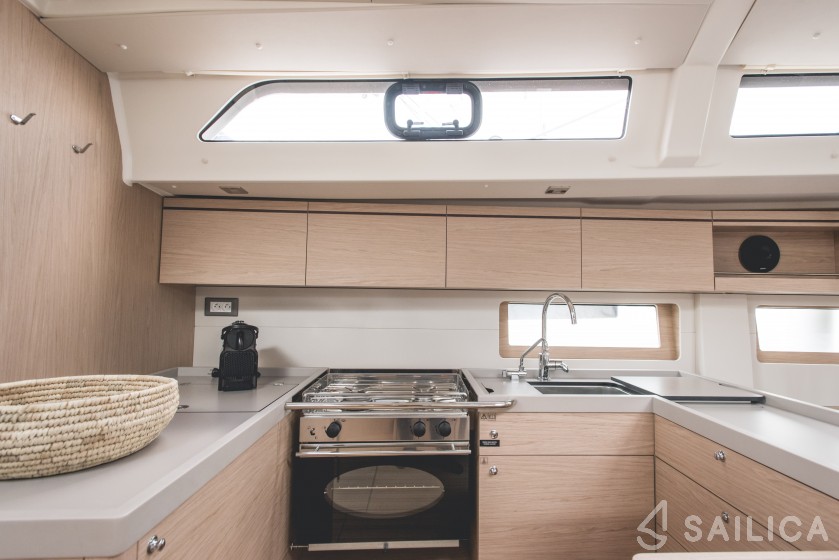 Oceanis 51.1 - Yacht Charter Sailica