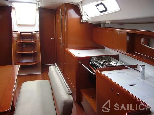 Oceanis 43 - Yacht Charter Sailica