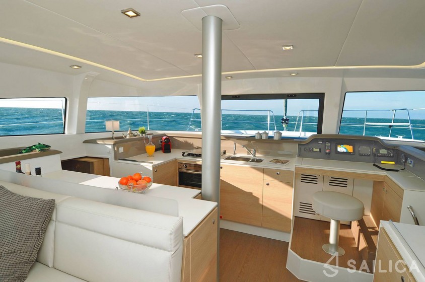 Bali 4.1 - Yacht Charter Sailica