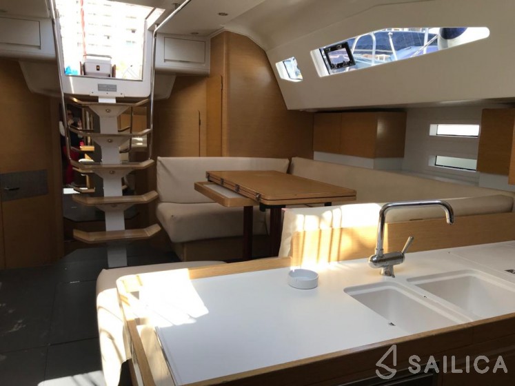 Oceanis 43 - Yacht Charter Sailica