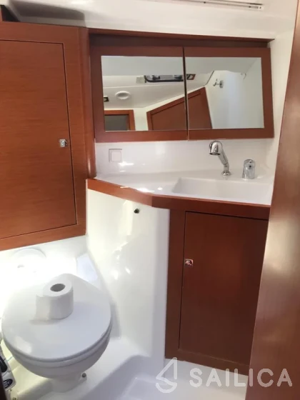 Oceanis 45 - Yacht Charter Sailica