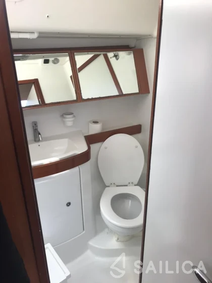 Oceanis 43 - Yacht Charter Sailica