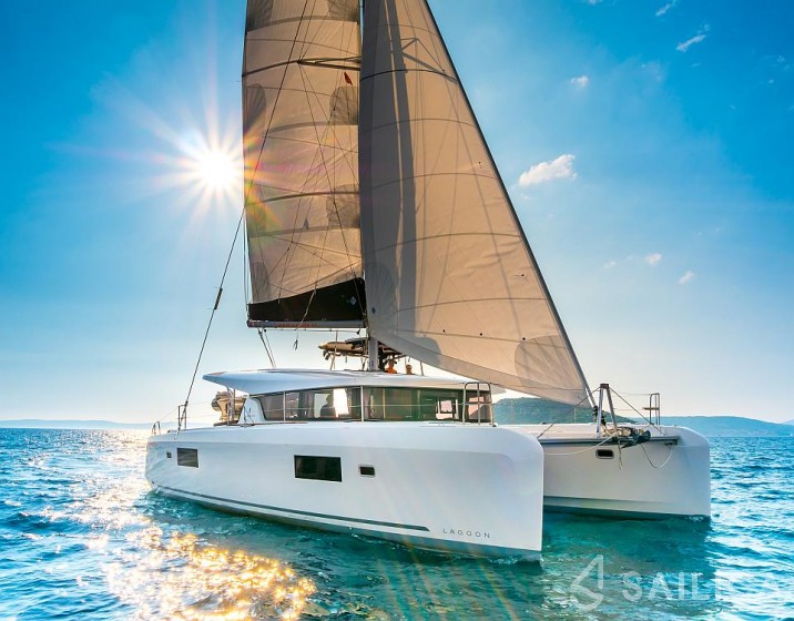 Lagoon 42 - Yacht Charter Sailica