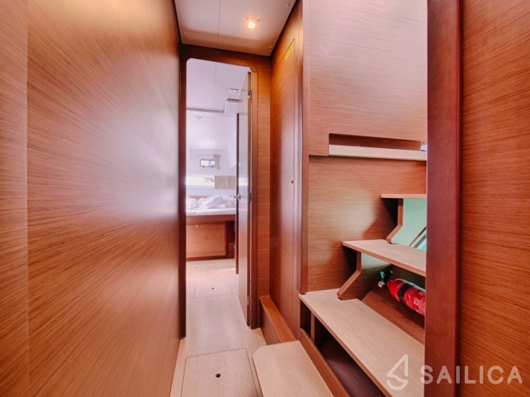 Lagoon 42 - Yacht Charter Sailica
