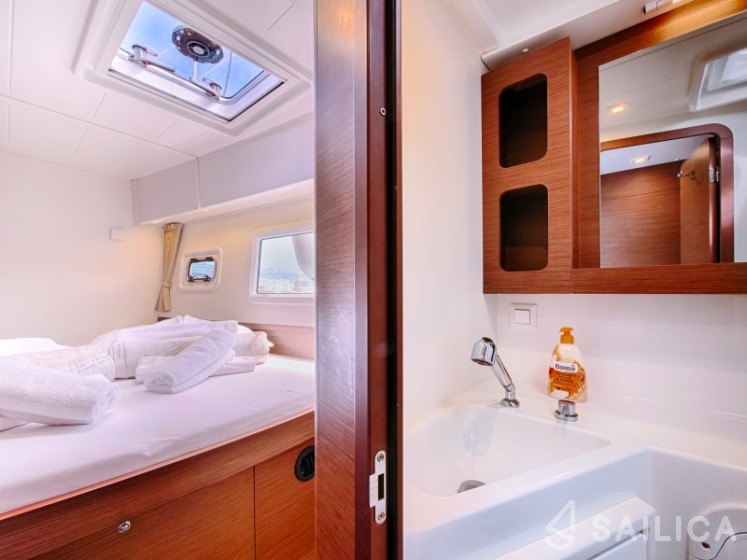 Lagoon 42 - Yacht Charter Sailica