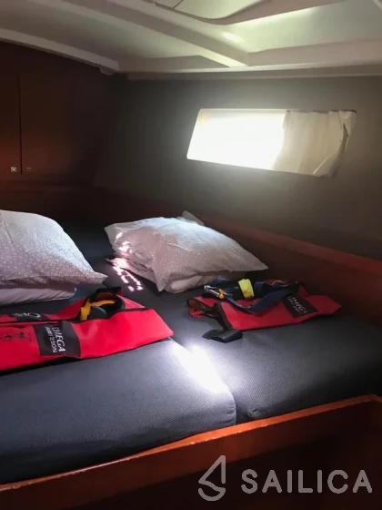 Oceanis 45 - Yacht Charter Sailica