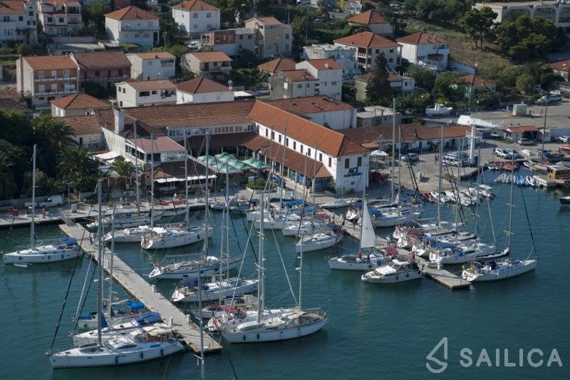 Dufour 412 GL - Yacht Charter Sailica