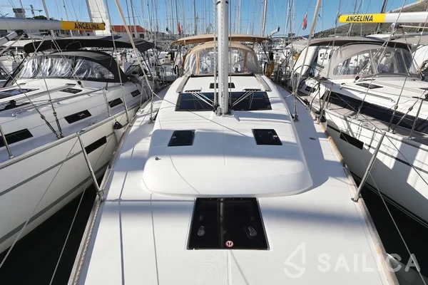 Dufour 412 GL - Yacht Charter Sailica