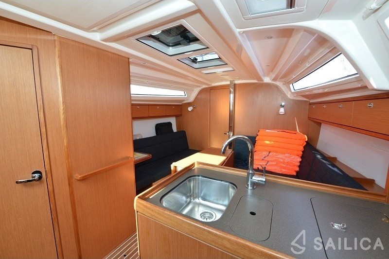 Bavaria Cruiser 37 - Yacht Charter Sailica