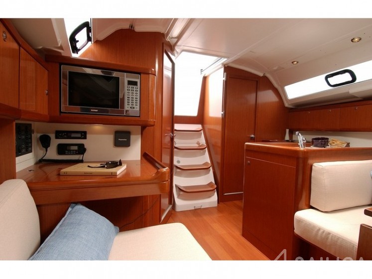 Oceanis 37 - Yacht Charter Sailica