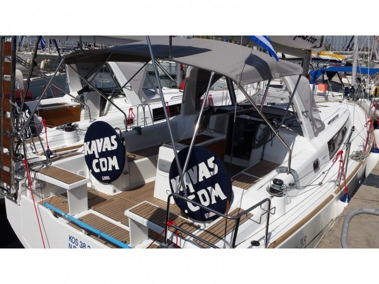 Oceanis 38 - 3 cab. - Yacht Charter Sailica